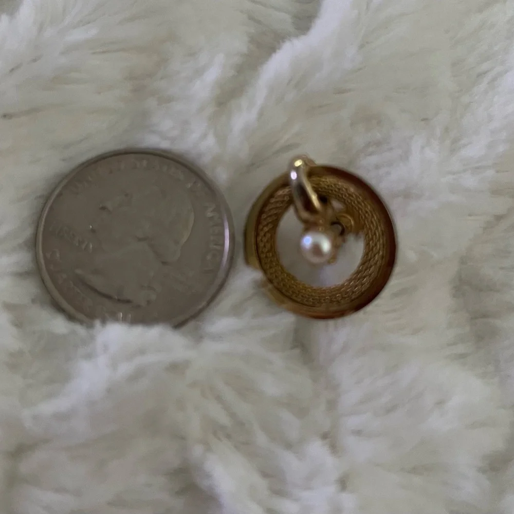Vintage Gold tone and Simulated Pearl Screw on earrings - Picture 5 of 5
